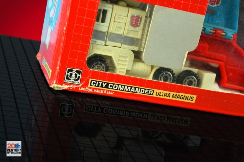 ultra-magnus-eu-age-notice-and-hasbro-logo